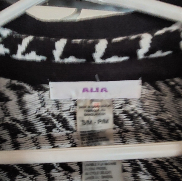 Black & White Retro Cape - Picture 4 of 4